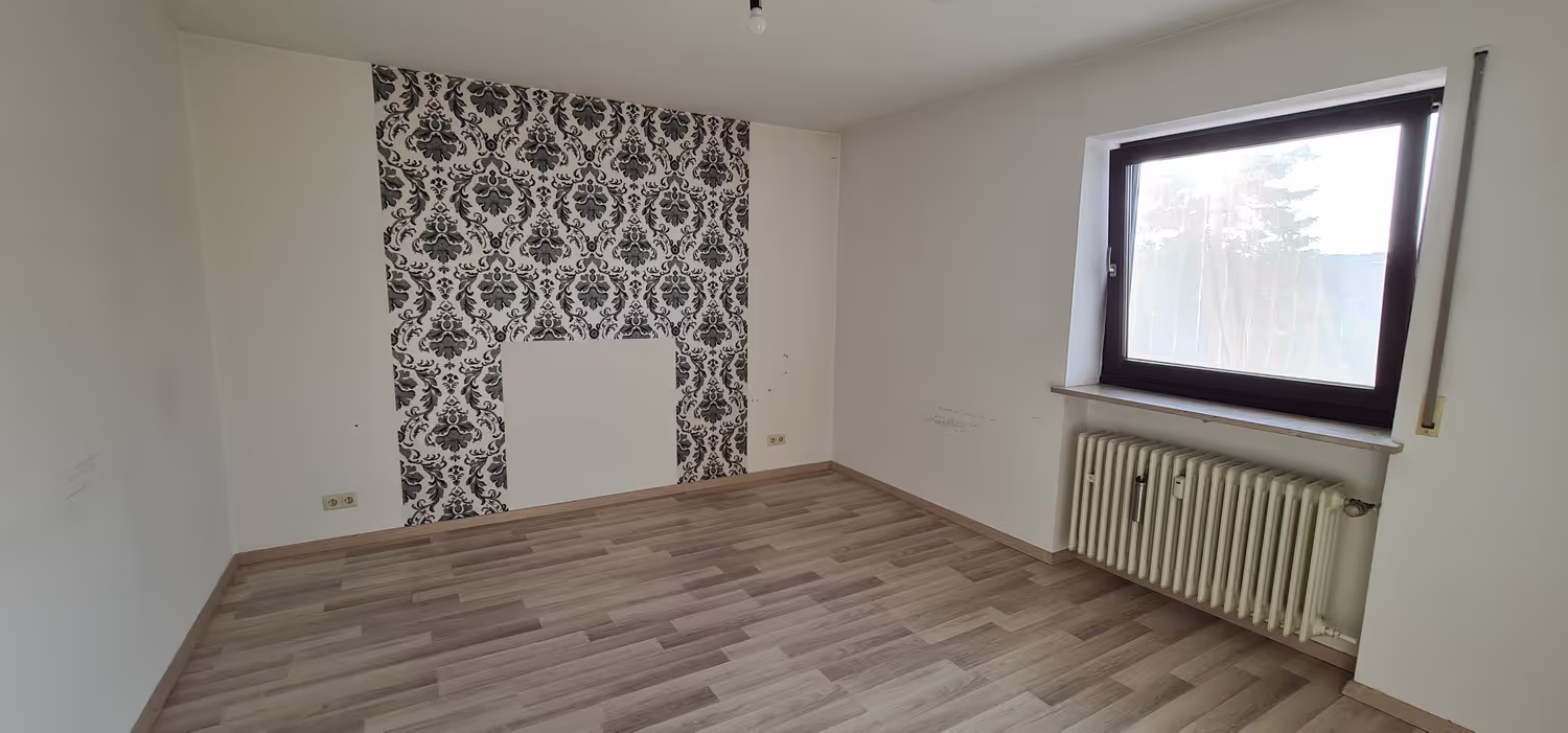 DME Immobilien, leerer Raum mit Kamin und Heizungsanlage