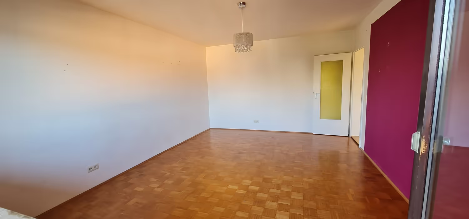 DME Immobilien, leerer Raum mit Holzboden 