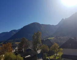 DME Immobilien, Blick auf Häuser und Berge