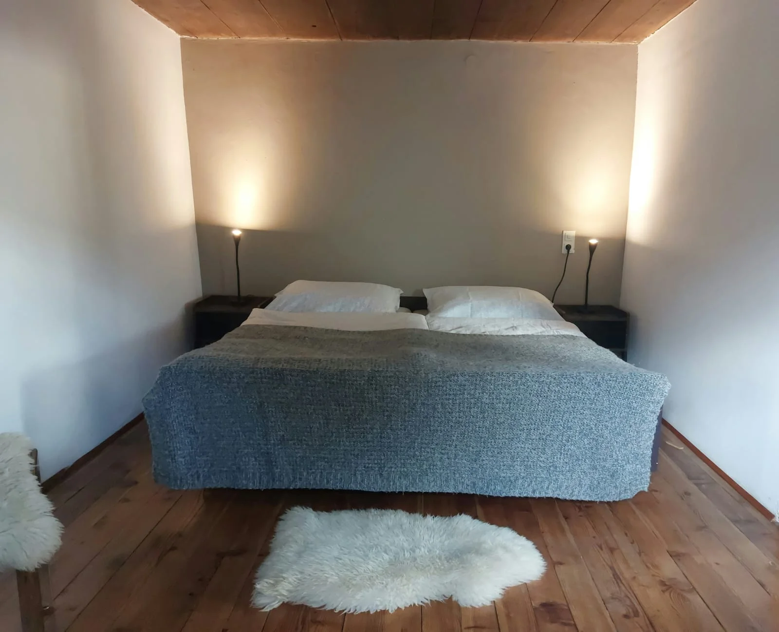 DME Immobilien, Schlafzimmer mit Doppelbett und Seitenlampen