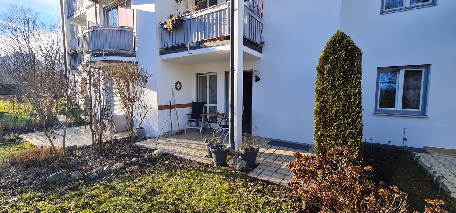 DME Immobilien, Immobiliengrundstück am Meer in Griechenland bei Nacht